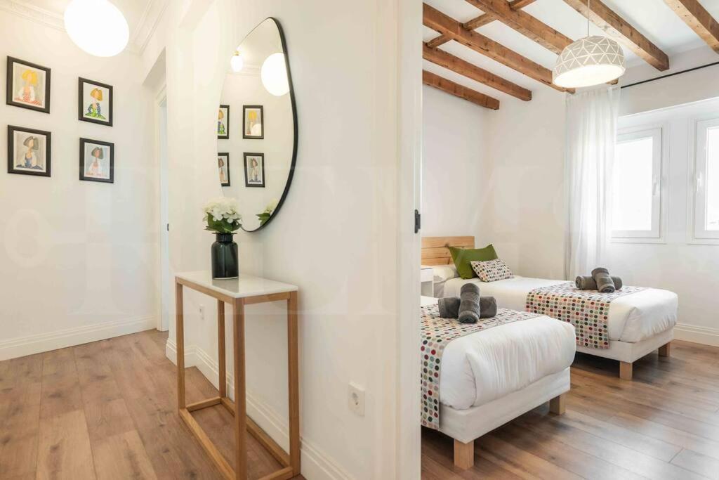 Modern Apartment Next To The Cervantes Theatre By Rems Málaga Eksteriør billede